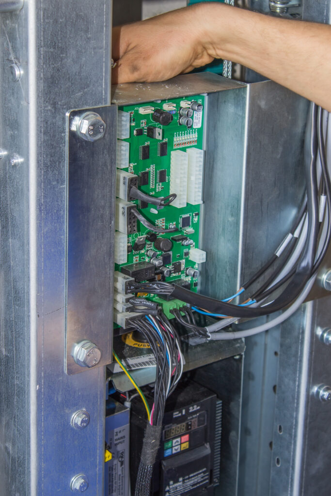 Montaż aparatury w szafie sterowniczej – prefabrykacja SYSMATIK