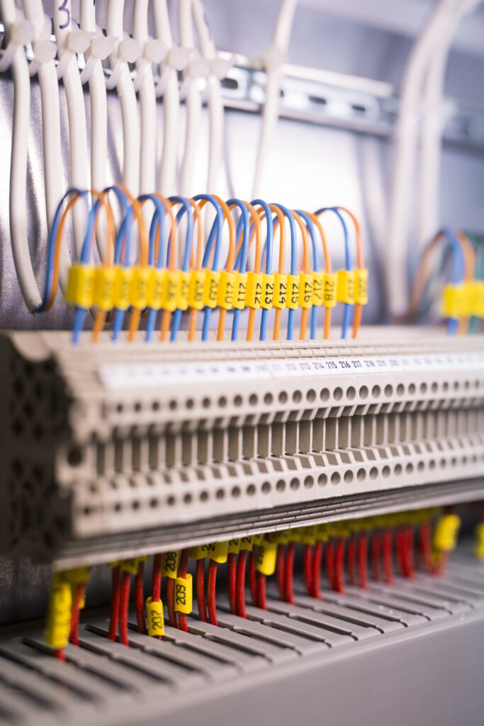 Inżynier programuje sterownik PLC – kod modularny i uruchomienie