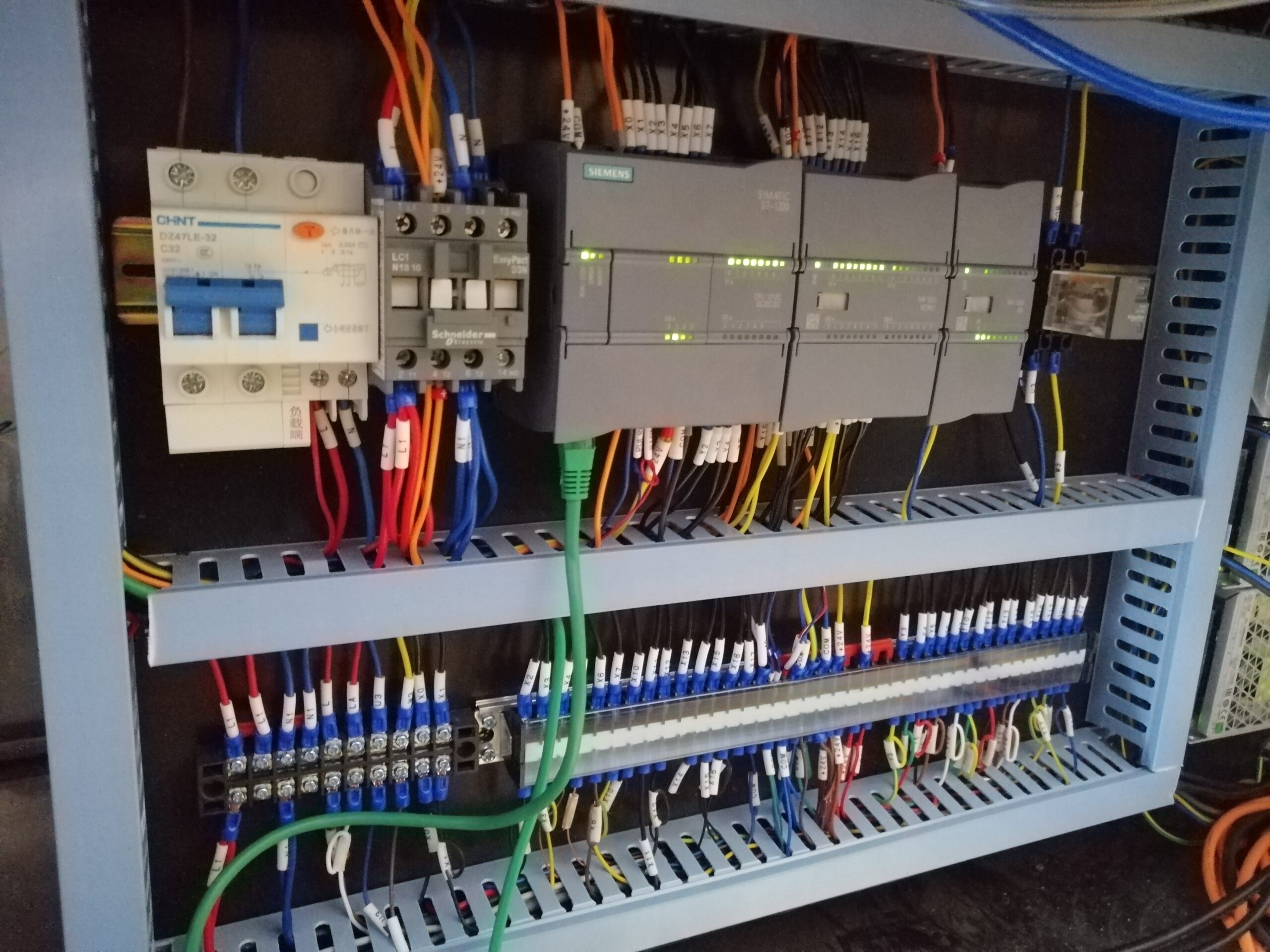 Szafa sterownicza po modernizacji – uporządkowane okablowanie i sterowanie PLC
