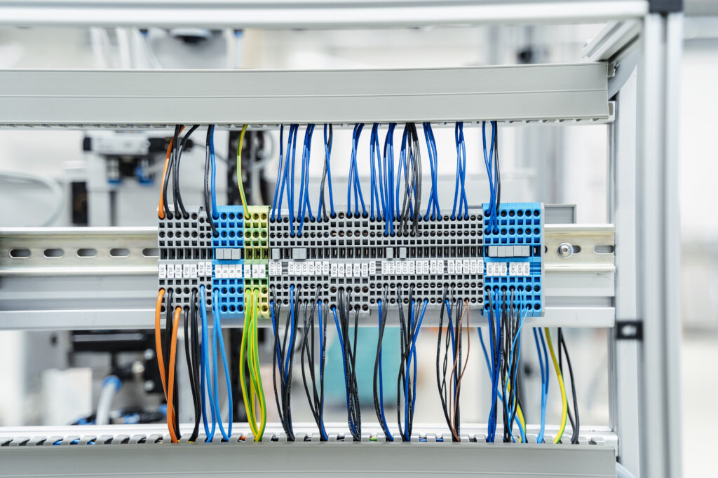 Oznaczone zaciski i uporządkowane połączenia w szafie sterowniczej