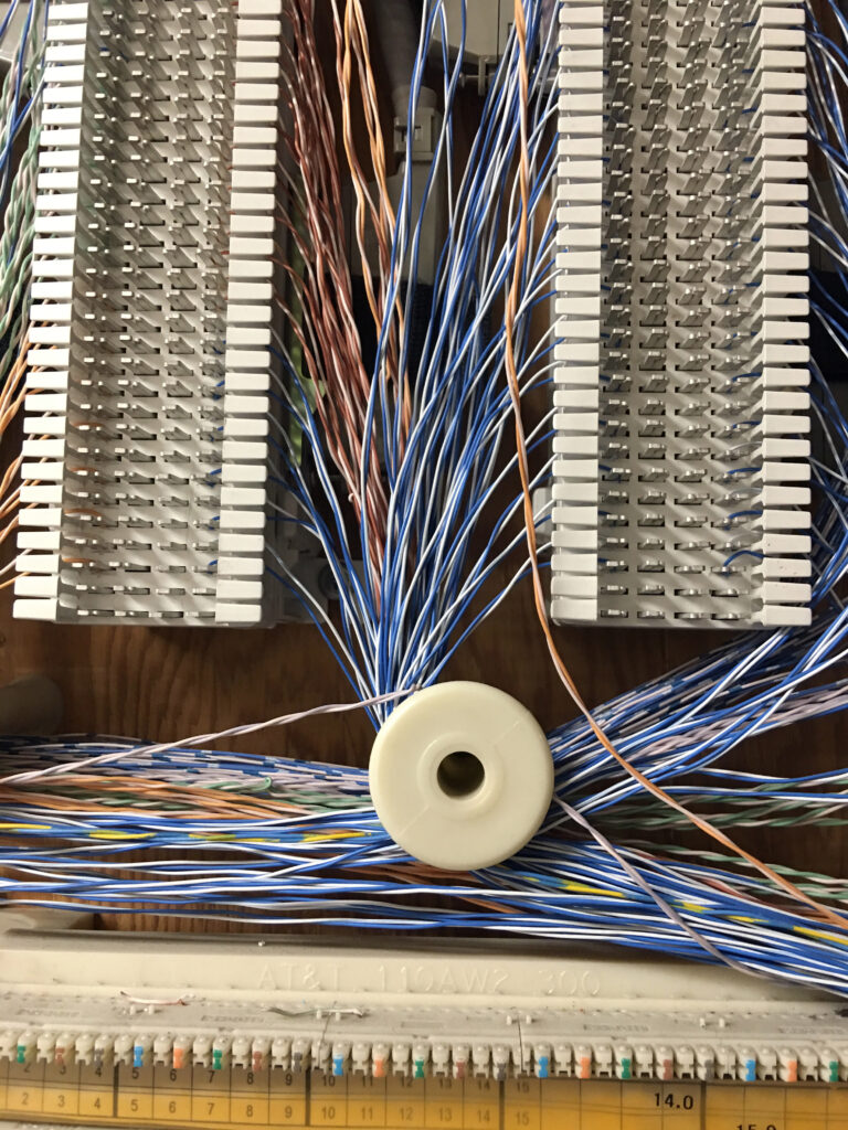 Technik przy szafie sterowniczej – wdrożenia automatyki w różnych branżach