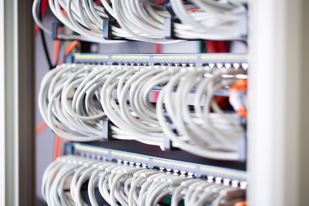 Uporządkowane okablowanie w szafie sterowniczej jako element odbioru premium